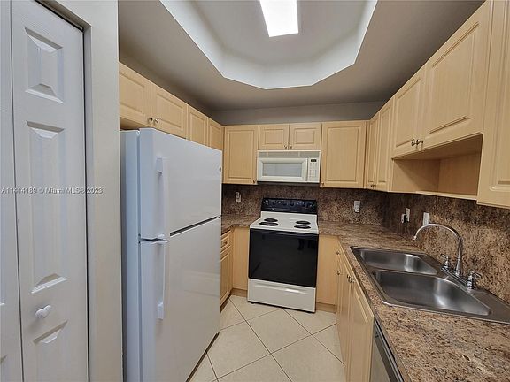 4th image of 2335 Mariner Ct #2806