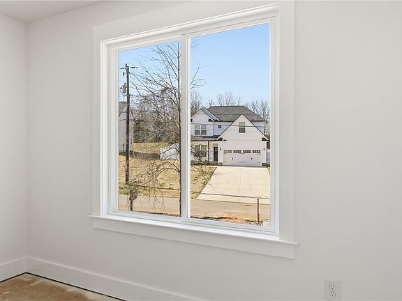 2nd image of 356 Thompson St