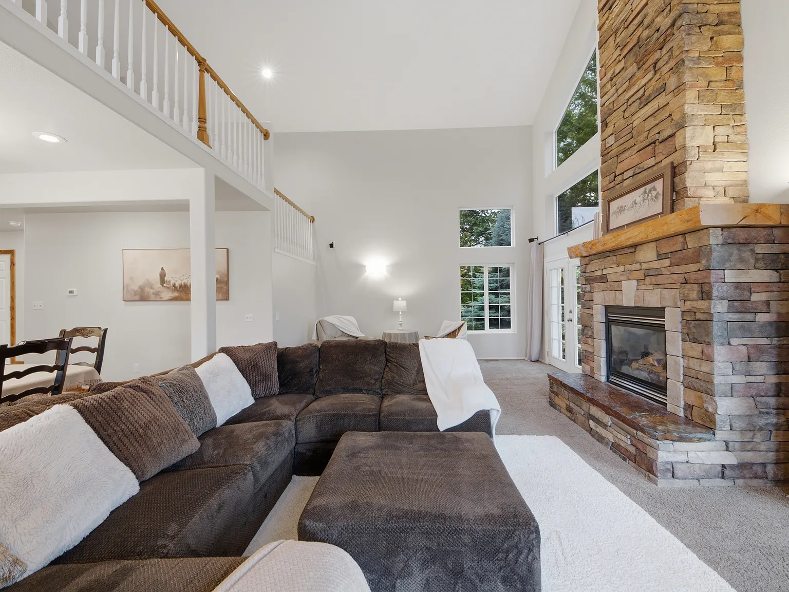 4 bed, 2.5 bath, 3200 sqft, $6,400 — Photo 3