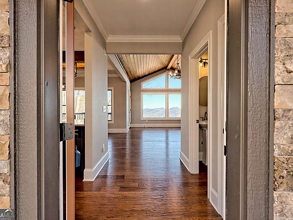 4th image of 2 Linderhof Ln