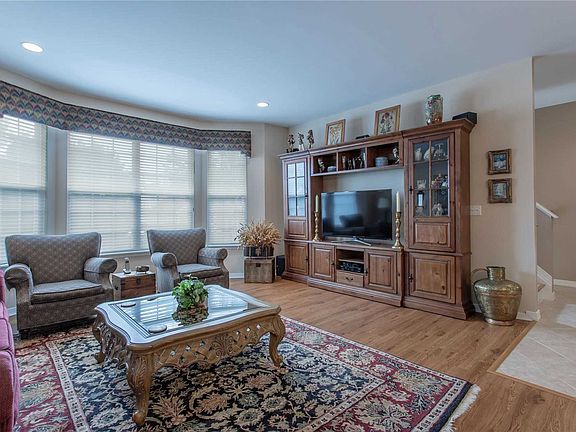 3rd image of 97 Paddington Cir