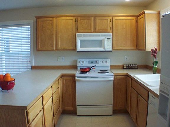 Kitchen offers lots of light, and a easy working flow.