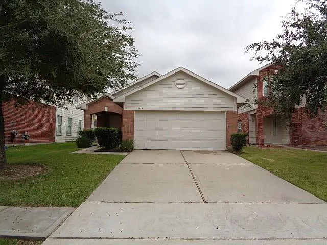 7619 Legacy Pines Dr