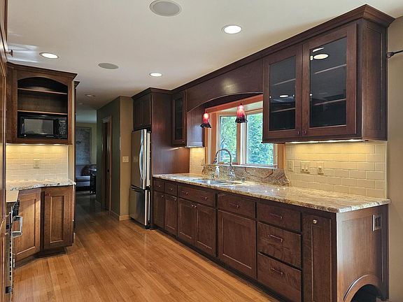 5th image of 2127 Crestview COURT