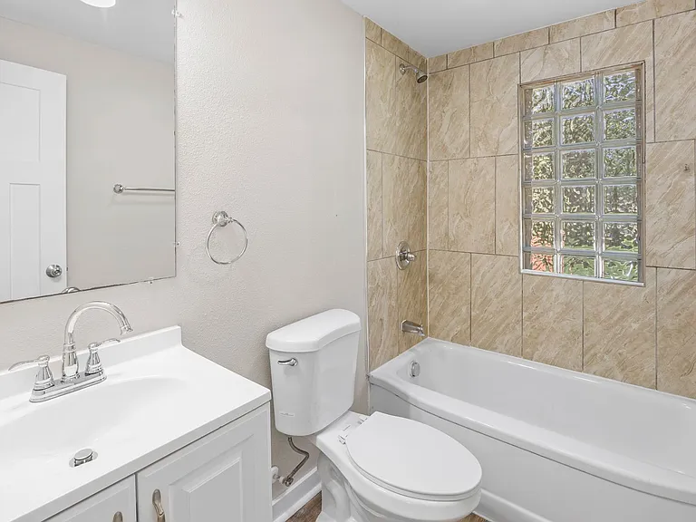 417 E Wall Ave — Photo 4