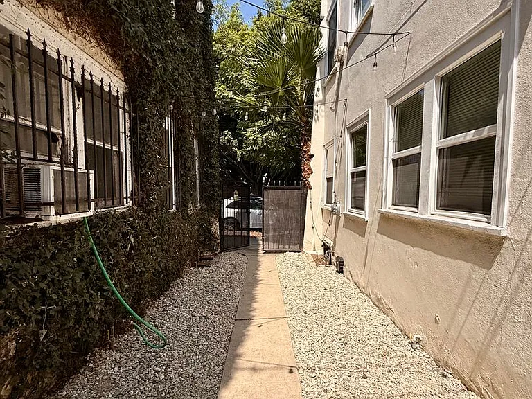 932 S Berendo St — Photo 24