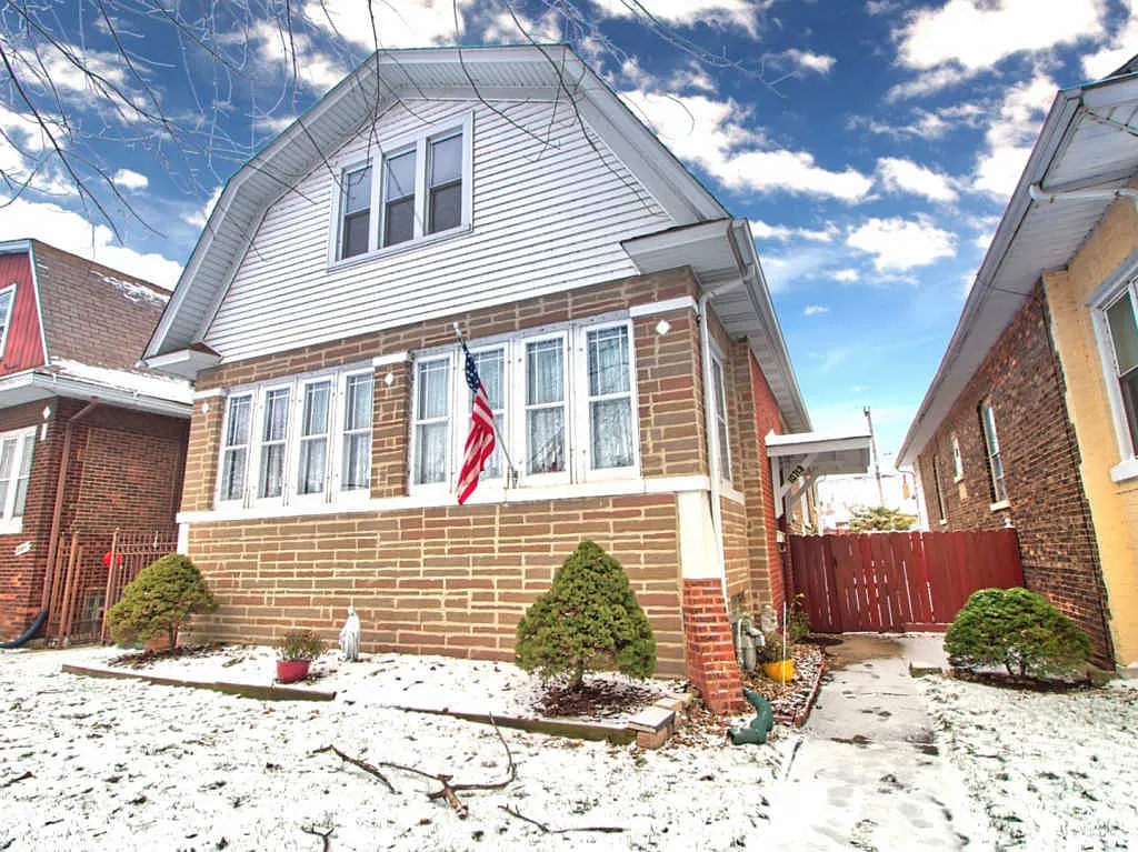 10713 S Avenue F photo 1