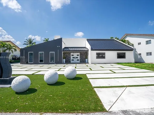7220 N Oakmont Dr, Hialeah, FL 33015