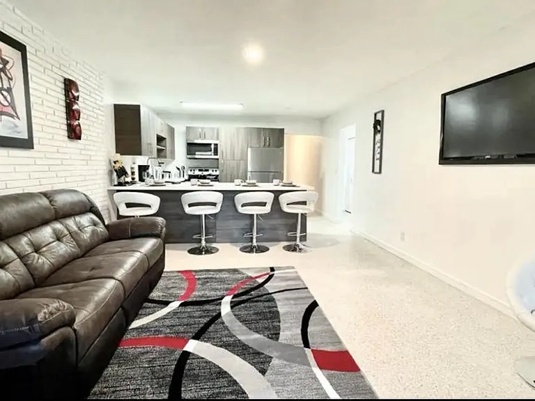 250 SW 10th Ave #2 — Photo 4