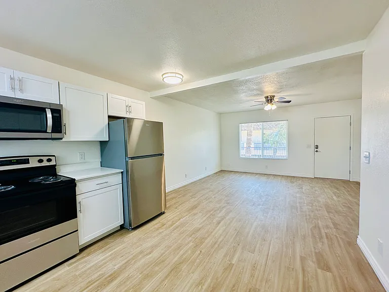 4424 Bellevue Newly Renovated Apartments with All Appliances Included! — Photo 39