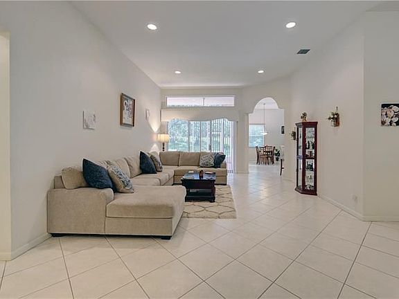 5th image of 421 NW Aqua Vista Ln