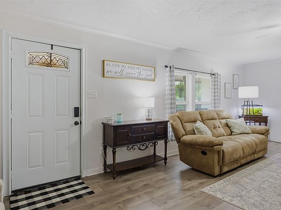 3rd image of 448 W Waco Ave