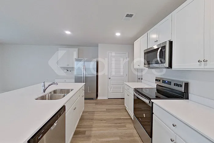 4 bed, 2.5 bath, 1927 sqft, $2,075 — Photo 4