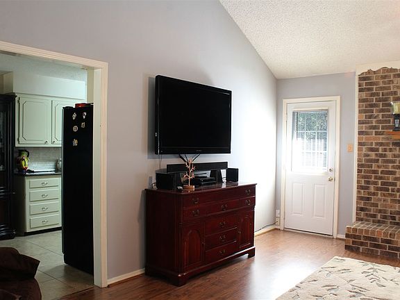 4th image of 918 Robin Ln