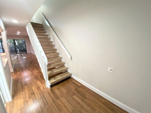 3rd image of 830 Meadowland Dr