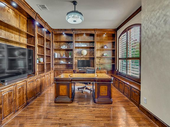4th image of 2108 Canyon Park Dr