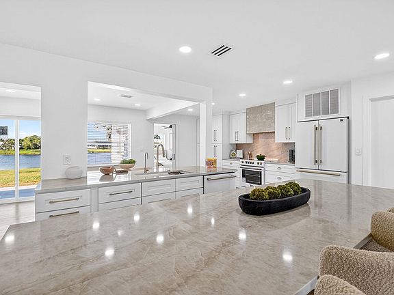 2nd image of 2001 SW Roma Way SW