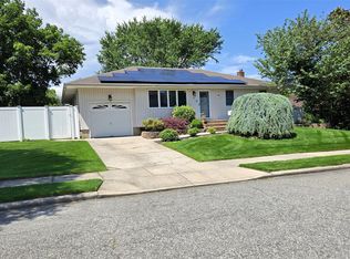 4 Bowman Ln, Commack, NY 11725