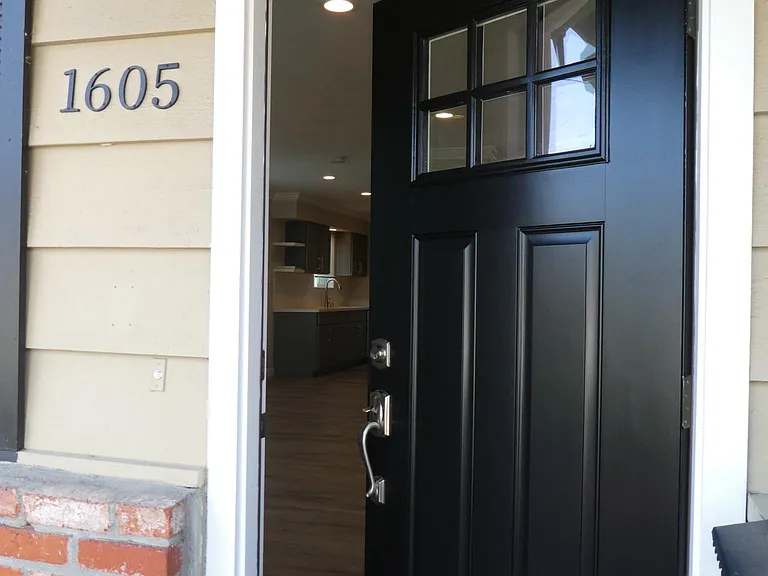 1605 Redwood Ave — Photo 3