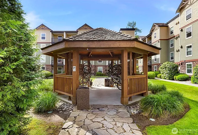 700 32nd St — Photo 2