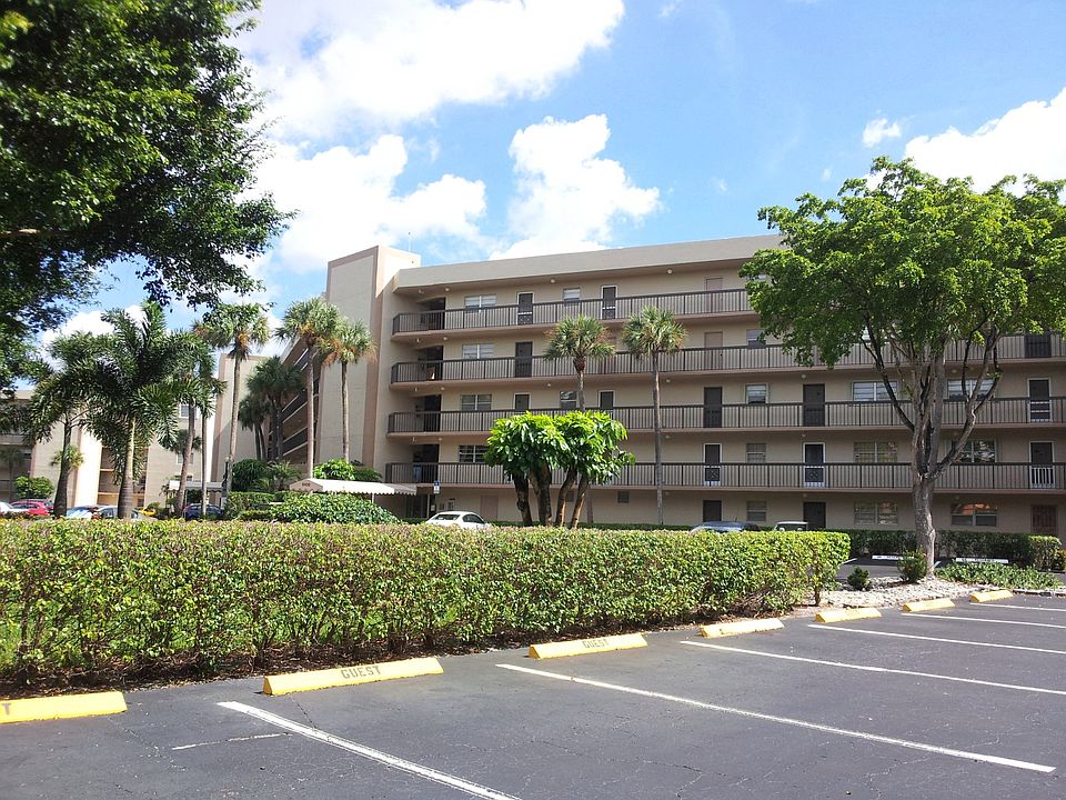 Huge Deluxe Corner Condo 