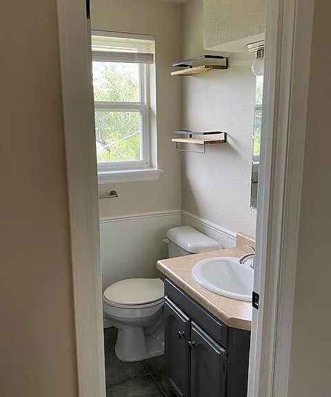 327 W Vandament Ave — Photo 9