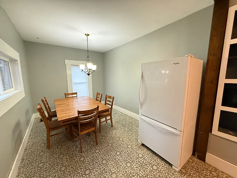 546 Barclay St — Photo 7