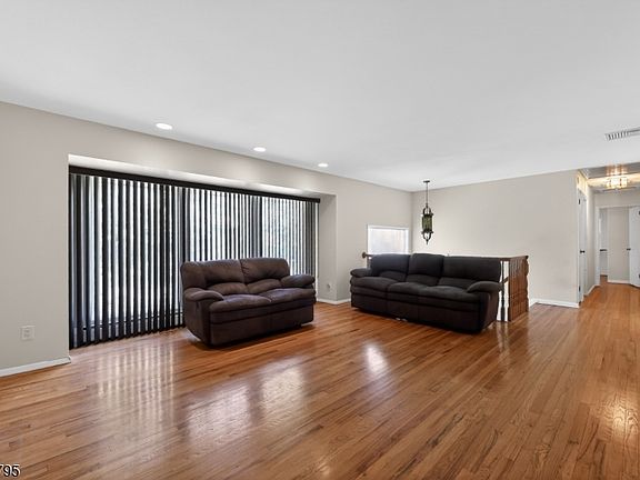 5th image of 228 Shaw Pl