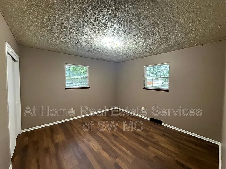 605 W Bluegrass Rd — Photo 3