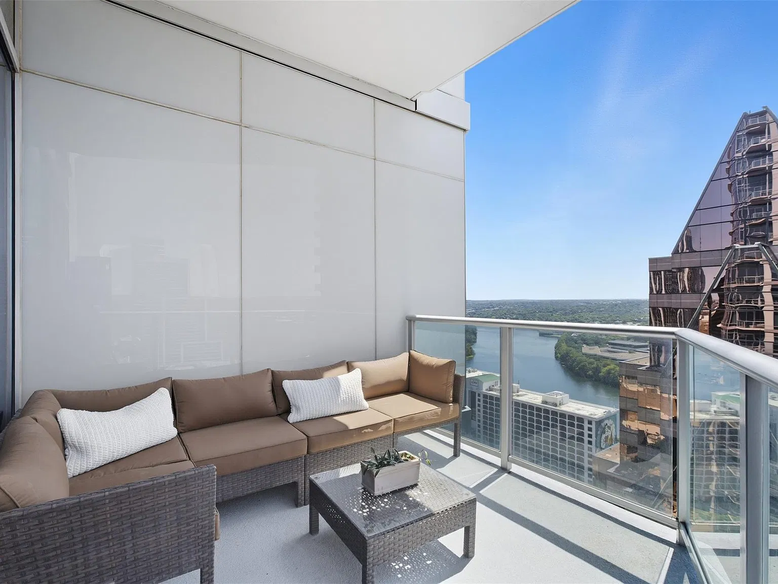 2 bed, 2.0 bath, 1464 sqft, $9,000 — Photo 2
