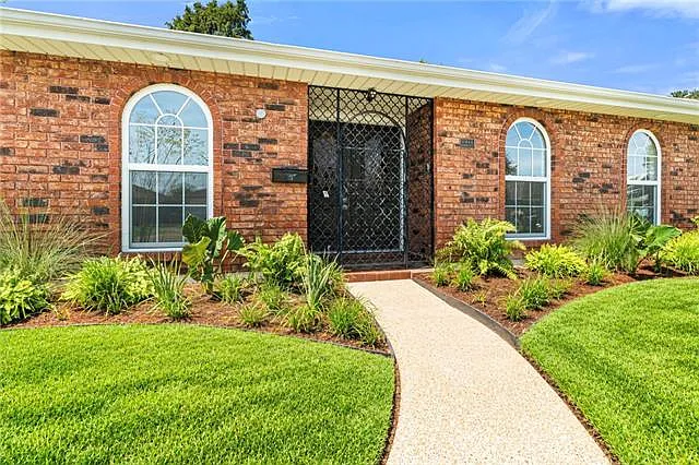 4 bed, 2.5 bath, 1850 sqft, $3,750 — Photo 3