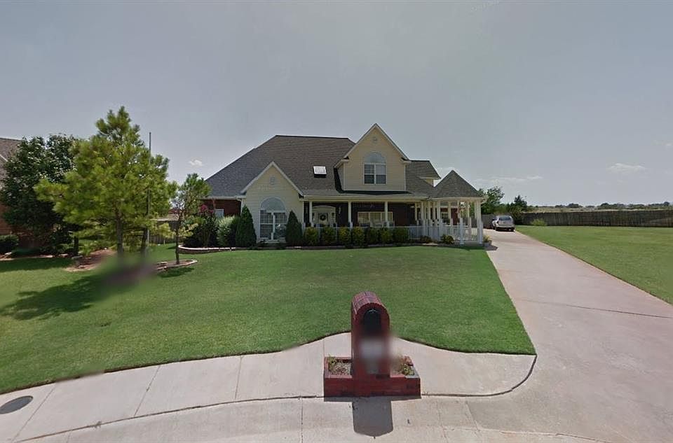 1st image of 2005 Oak Cres NW