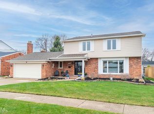 23275 N Rosedale Ct, Saint Clair Shores, MI 48080