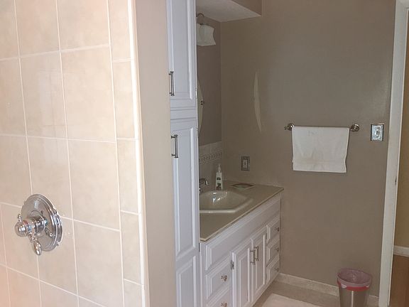 4th image of 55 Manor Oak Dr