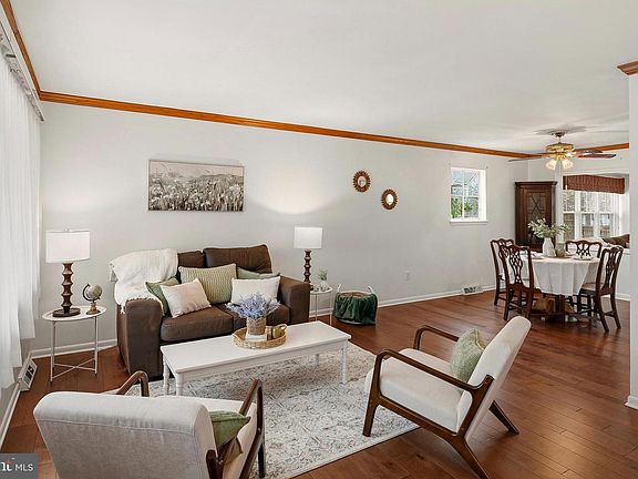 3rd image of 1544 Manor View Rd