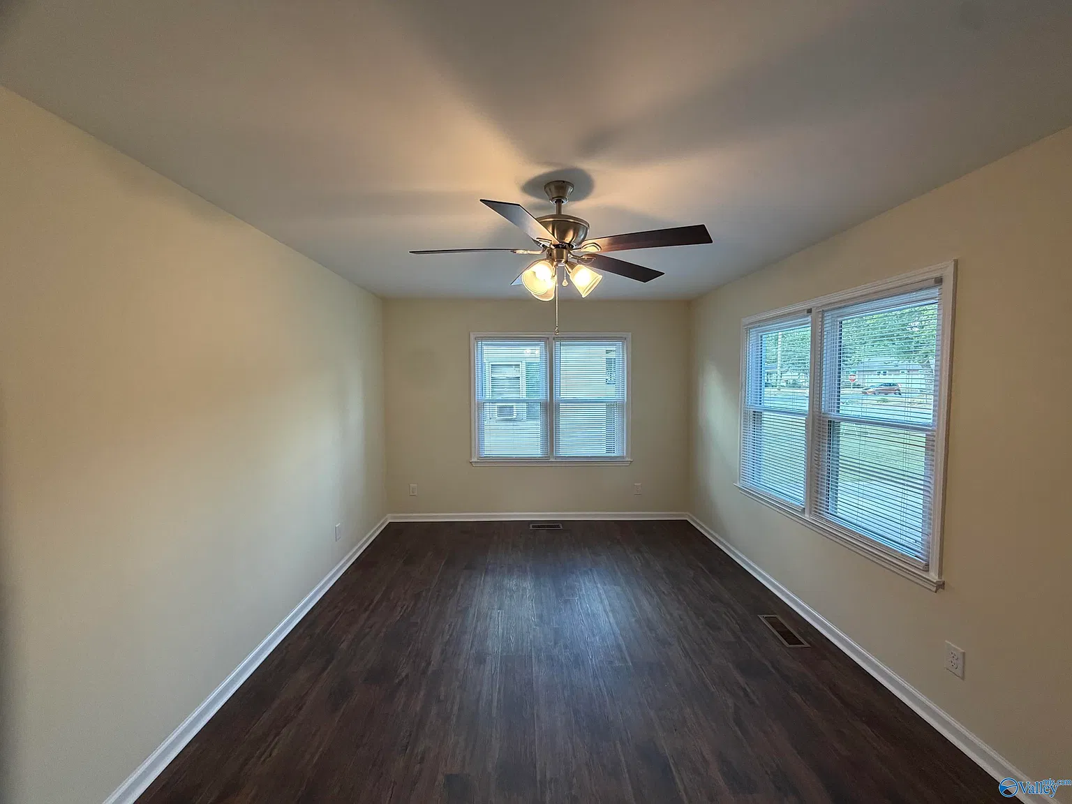 3 bed, 1.0 bath, 1096 sqft, $1,200 — Photo 3