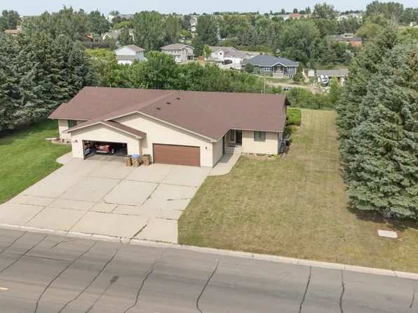1708 16th St NW, Minot, ND 58703
