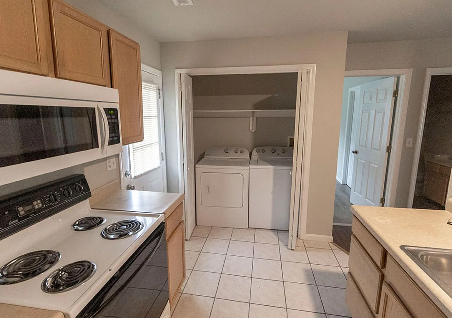 3 Bedroom Duplex! — Photo 4
