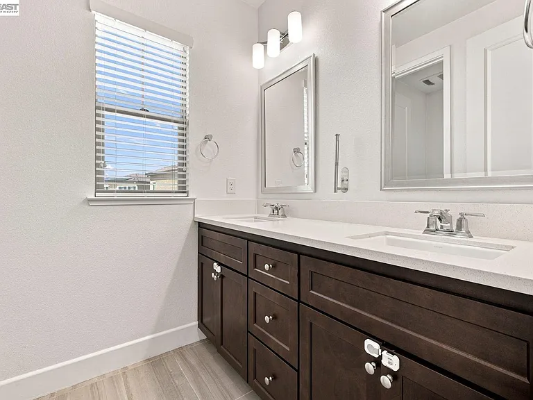 33 W Roccolino Ln — Photo 36