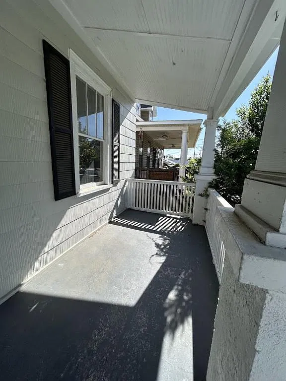 1405 Queen St — Photo 2