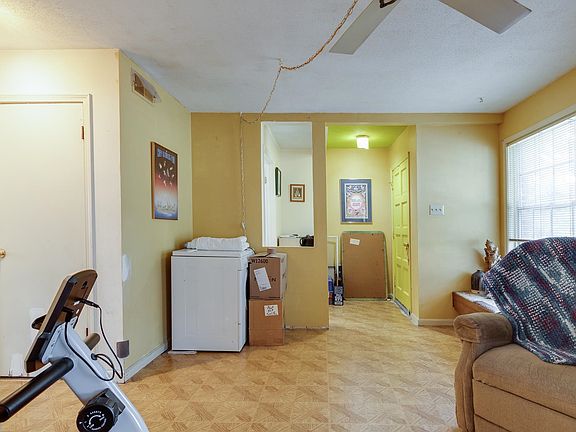 4th image of 565 Sabine St #565