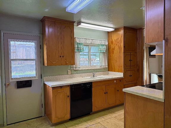 5th image of 807 Oak St