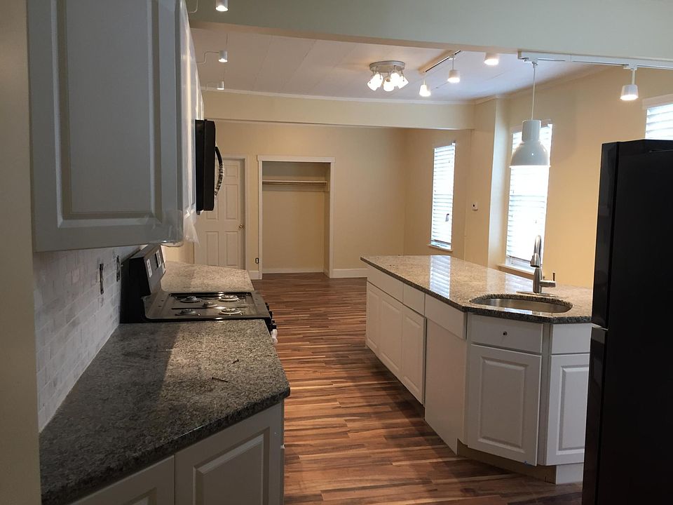 counter sink view from entry hall
