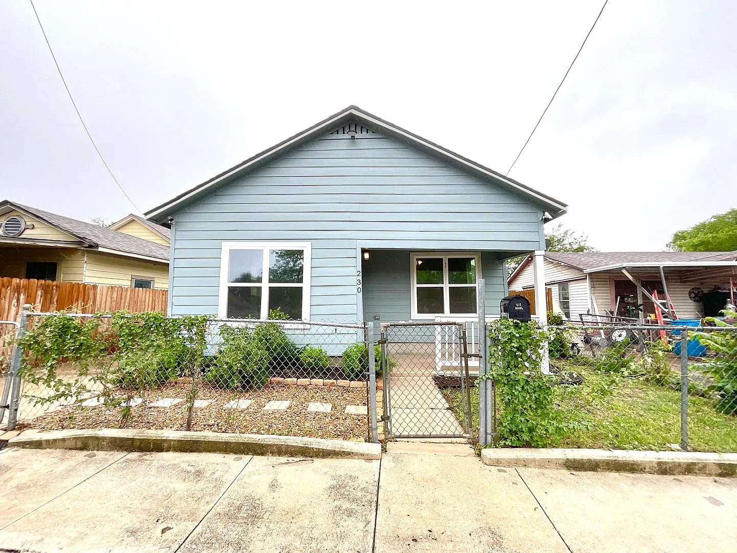 **Application Received** Move-In Ready 3bd/2ba Laminate Floors, Fenced Yard & Prime Location! Acc... — Photo 2