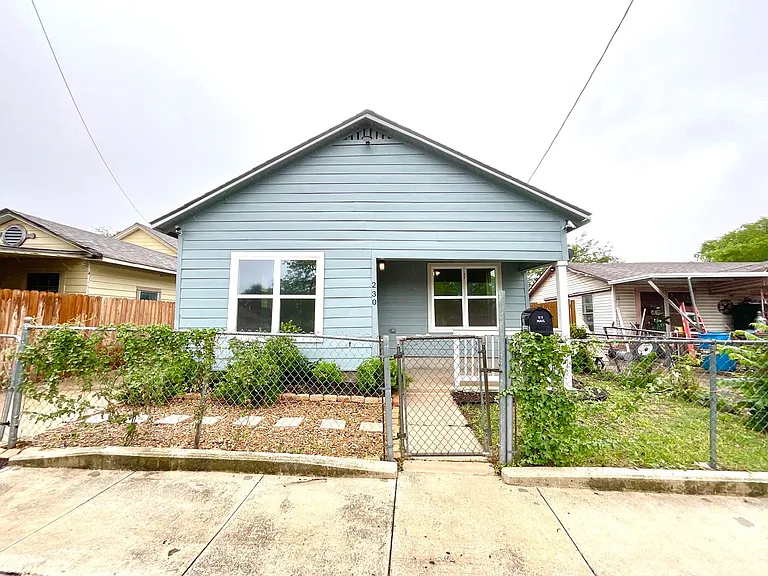 230 Micklejohn St — Photo 3