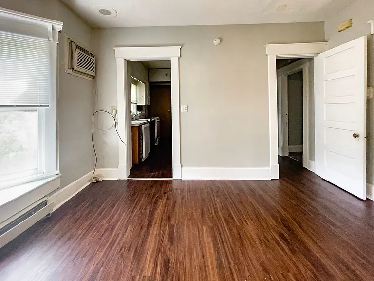 Preleasing For August! Close To Campus — Photo 25
