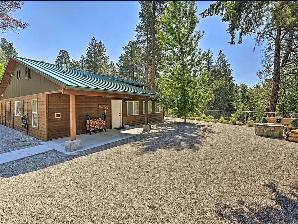 425 Larch Ln