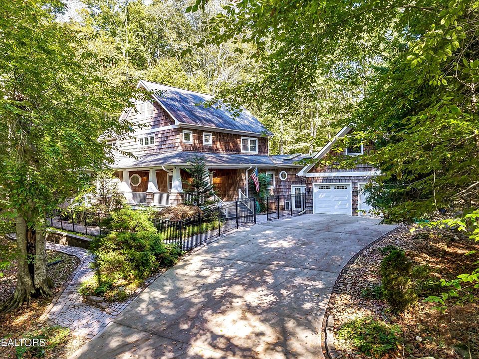 1st image of 64 Chestnut Dr