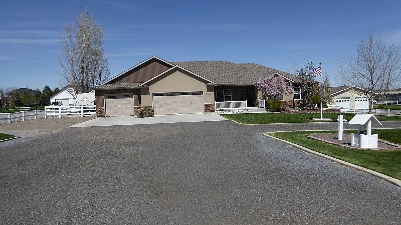 4 Car Garage/Rv Parking
