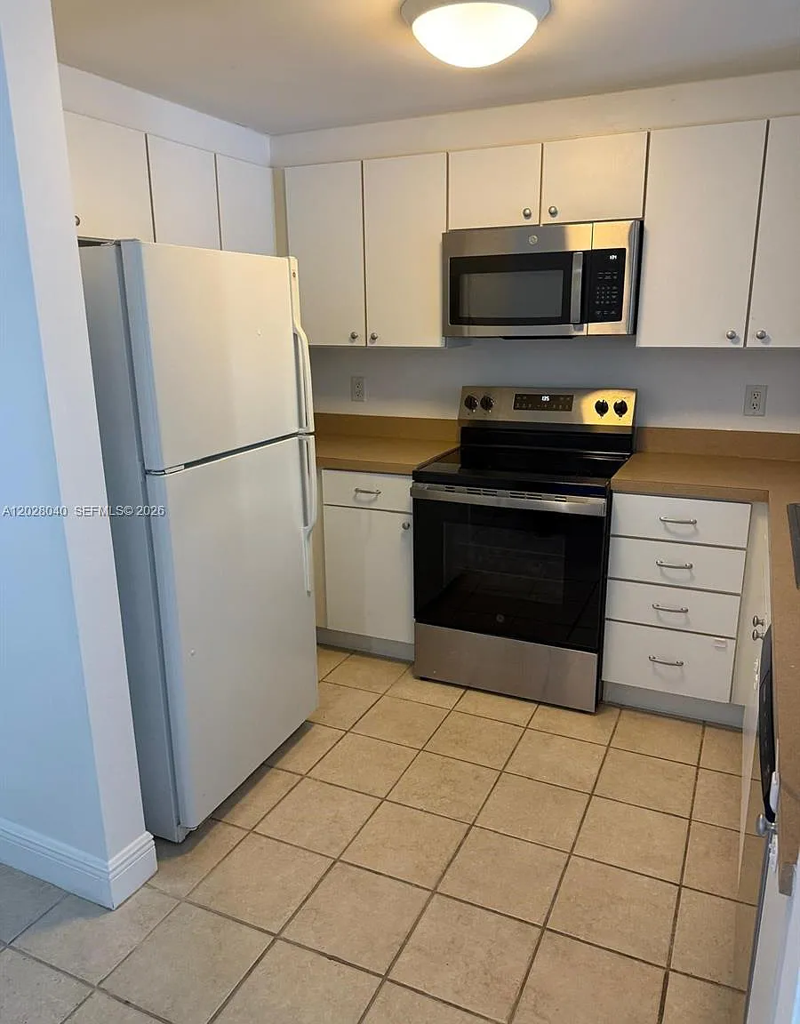 1 bed, 860 sqft, $2,700 — Photo 2